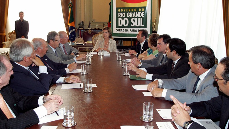 A governadora Yeda Crusius e secretariado durante reuni&atilde;o com o coordenador da agenda 2020, Bolivar Moura para a apresenta&ccedil;&atilde;o da Agenda 2020.