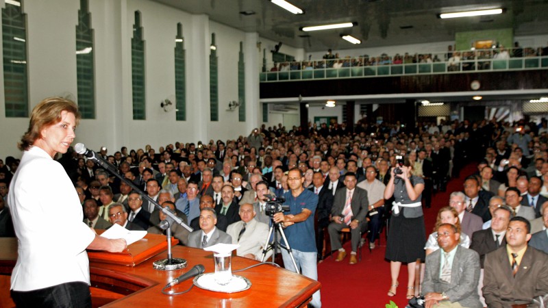 A governadora Yeda Crusius durante a abertura da 4ª Assembléia Extraordinária da Convenção Geral das Assembléias de Deus do Brasil.