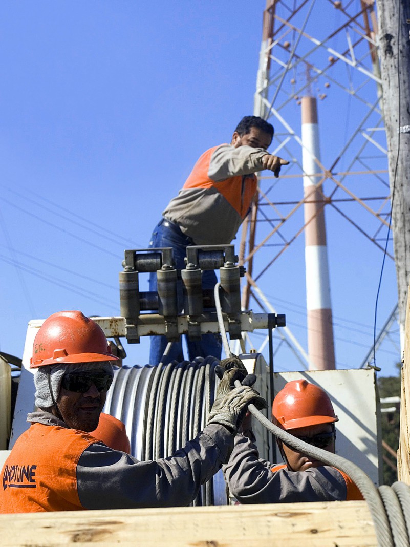 Remoção do primeiro cabo de transmissão de energia elétrica que liga São José do Norte e Rio Grande.
