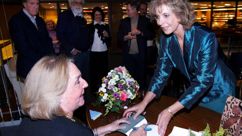 A governadora Yeda Crusius prestigia a sess&atilde;o de aut&oacute;grafos do livro O Sil&ecirc;ncio dos Amantes, da escritora Lya Luft.