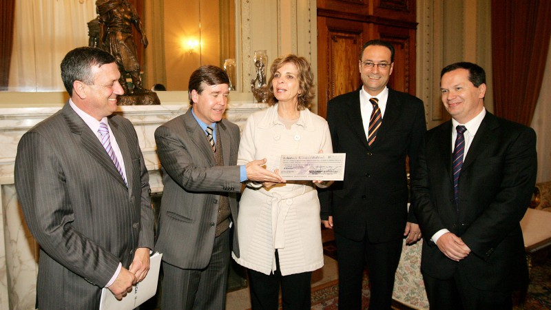 A governadora Yeda Crusius, durante audi&ecirc;ncia com a diretoria da Sulg&aacute;s recebe do presidente da Sulg&aacute;s, Artur Lorentz, um cheque simb&oacute;lico correspondente aos dividendos do Estado.