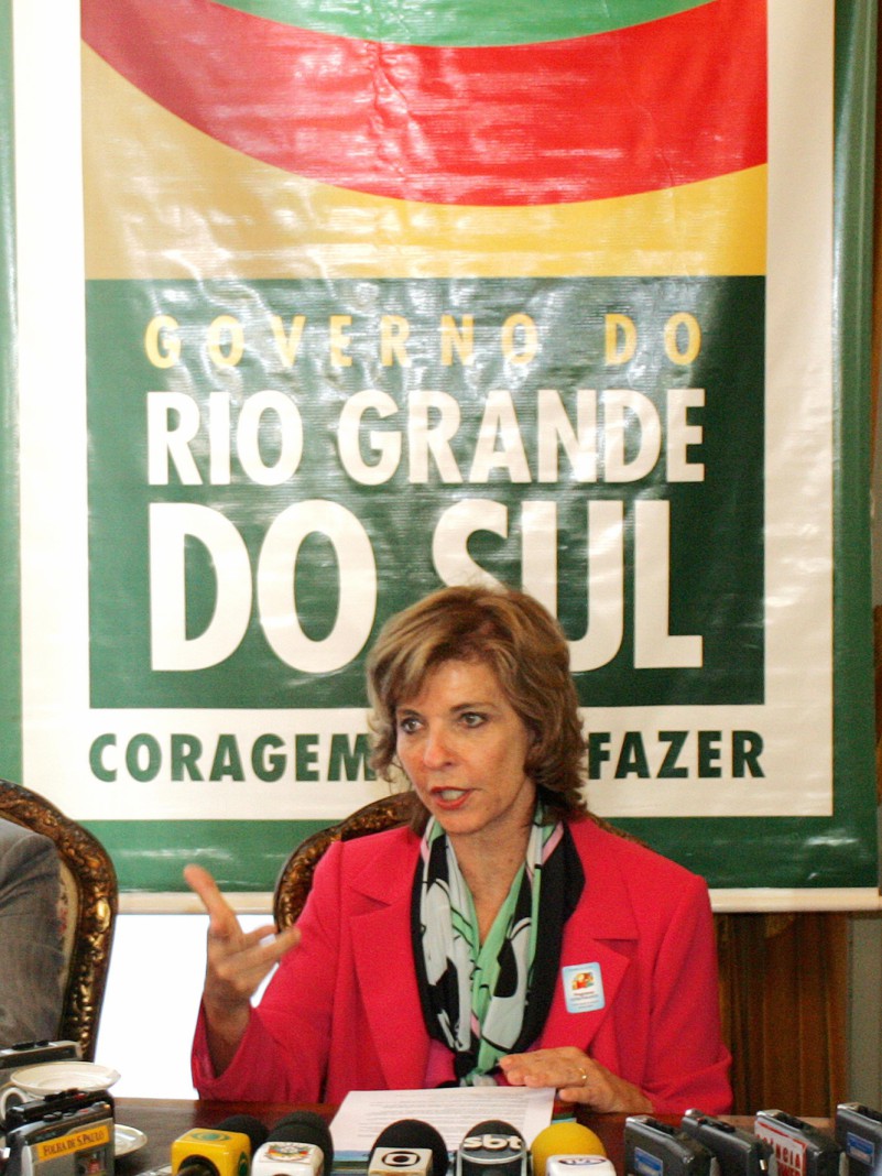 A governadora Yeda Crusius durante coletiva à imprensa após a solenidade de apresentação dos Programas Estruturantes.
