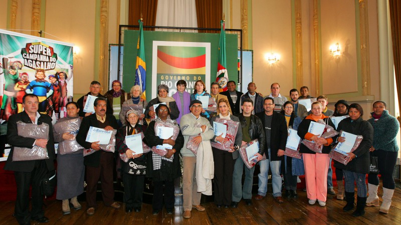 A presidente do Comitê de Ação Solidária, Tarsila Crusius, durante entrega de agasalhos a entidades assistenciais.