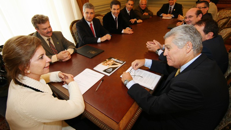 A governadora Yeda Crusius, durante audiência com diretores da empresa Perdigão para anúncio de investimento de R$ 70 milhões nos municípios de Três de Maio e Bagé.