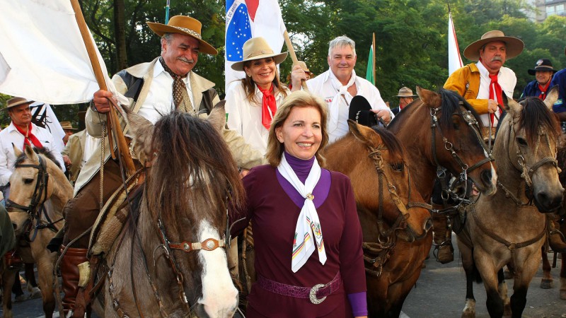 A governadora Yeda Crusius e a secret&aacute;ria da Cultura M&ocirc;nica Leal, durante entrega da bandeira do Estado aos tradicionalistas das ordens dos Cavaleiros do Brasil e do Rio Grande do Sul.