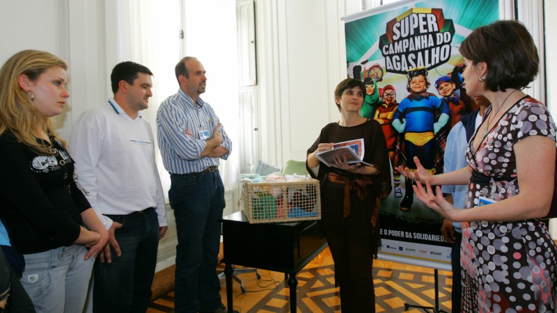 A presidente do Comitê de Ação Solidária, Tarsila Crusius recebe doação dos funcionários da UNIVIAS representado pela gerente de Comunicação e Marketing, Gabriela Mendonça para Super Campanha do Agasalho 2008.