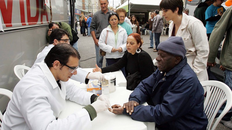 A presidente do Comit&ecirc; de A&ccedil;&atilde;o Solid&aacute;ria, Tarsila Crusius, acompanha o teste de glicose realizado na Rua da Cidadania.