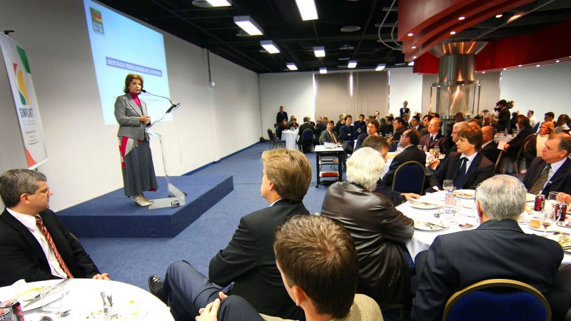 A governadora Yeda Crusius durante palestra na reunião-almoço do Sindicato das Indústrias de Material Plástico do RS (Sinplast), sobre o tema Gestão e Resultados de Governo.