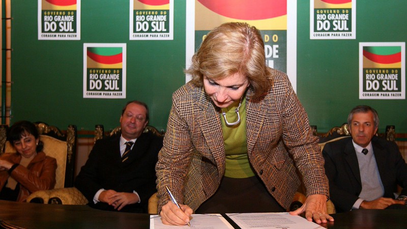 A governadora Yeda Crusius durante a solenidade de assinatura de convênio para ampliação do Sistema Integrado de Gestão de Recursos Humanos e Folha de Pagamento (Sistema RHE).