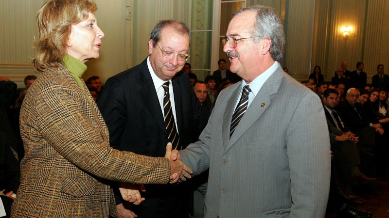 A governadora Yeda Crusius cumprimenta o L&iacute;der do Governo na Assemble&iacute;a, o deputado estadual Pedro Westphalen durante a posse do deputado M&aacute;rcio Biolchi como  Secret&aacute;rio de Desenvolvimento e Assuntos Internacionais(Sedai).