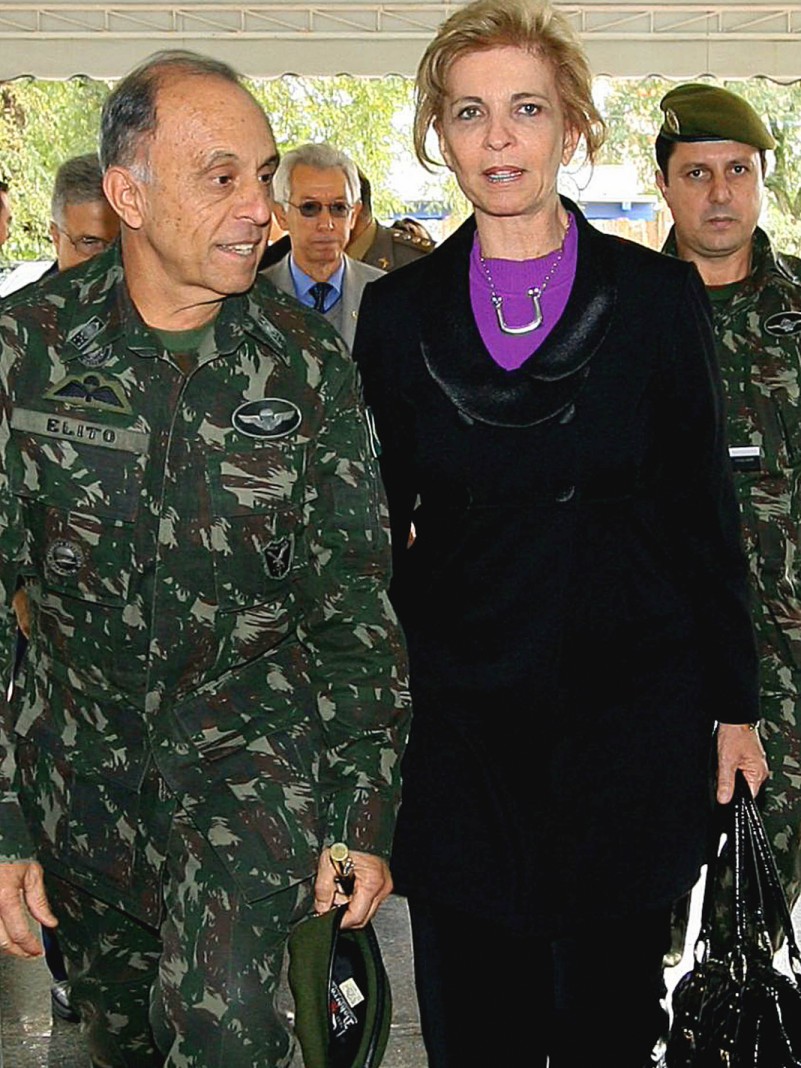 A Governadora Yeda Crusius é recepcionada pelo Comandante Militar do Sul, General do Exército, José Elito carvalho, na sua chegada para participar da confraternização em homenagem a oficiais generais da guarnição de Porto Alegre, designados para novas