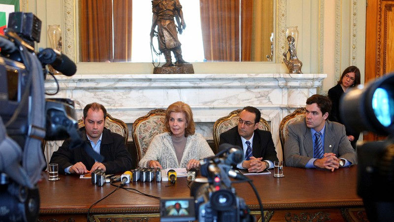 A governadora Yeda Crusius, juntamente com a delega&ccedil;&atilde;o que a acompanhou na miss&atilde;o governamental &agrave; Holanda, concede entrevista coletiva. Da esq/dir: O secret&aacute;rio-geral de Governo, Erik Camarano, Governadora, o secret&aacute;rio de Infra-Estrutura e Log&iacute;stica,