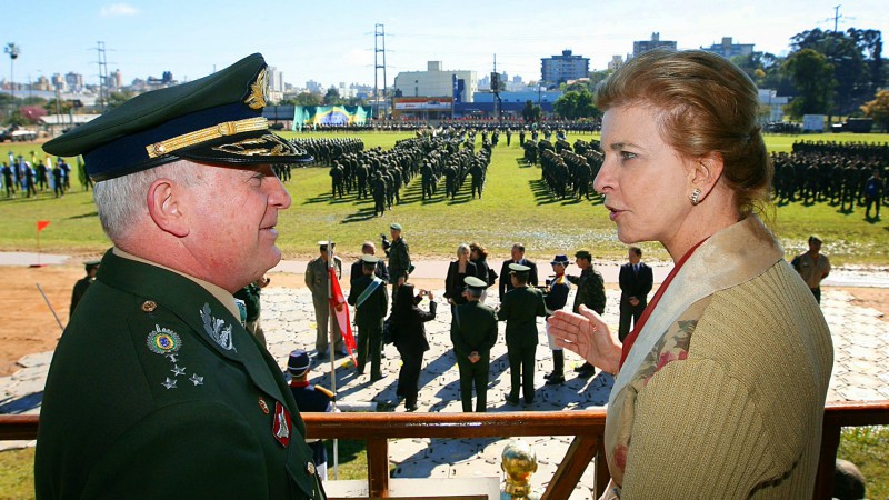 A Governadora Yeda Crusius, durante cerimônia militar alusiva ao Dia do Soldado.