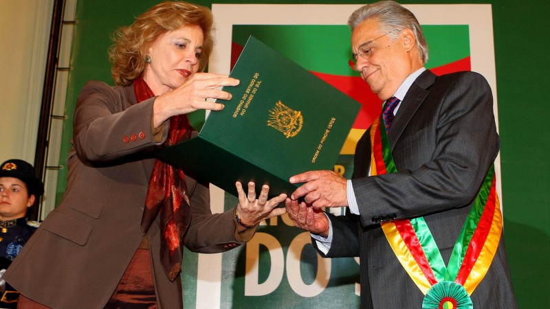 A governadora Yeda Crusius entrega a Comenda Ordem do Ponche Verde, no Grau Gr&atilde;-Cruz, ao ex-presidente da Rep&uacute;blica Fernando Henrique Cardoso.
