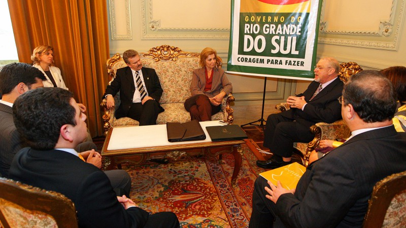 A governadora, Yeda Crusius e o chefe da Casa Civil, José Alberto Wenzel, em audiência com o diretor da Roullier Brasil, Torvaldo Antonio Marzolla Filho.