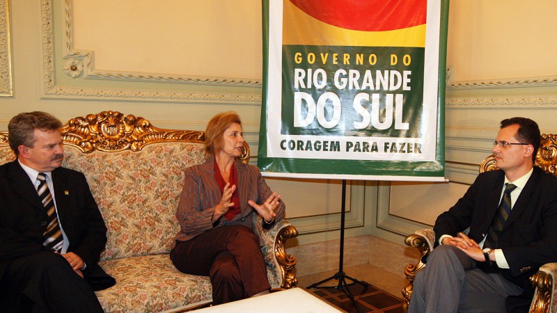 A governadora, Yeda Crusius e o chefe da Casa Civil, Jos&eacute; Alberto Wenzel, recebem o deputado do Parlamento Italiano, Fabio Porta (D).