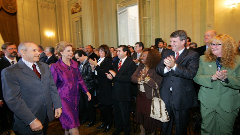 A Governadora Yeda Crusius e o ministro da Fazenda, Guido Mantega, durante solenidade de assinatura de contrato de financiamento entre Governo do Estado e o Banco Mundial.
