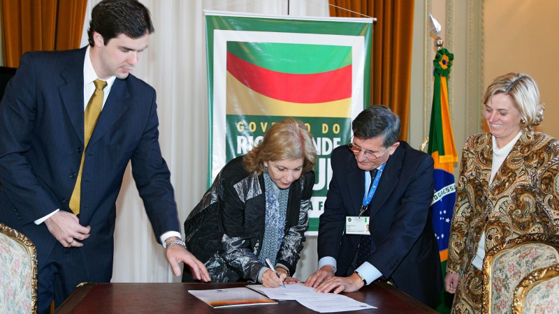 A governadora, Yeda Crusius, o secret&aacute;rio do Desenvolvimento e dos Assuntos Internacionais, M&aacute;rcio Biolchi e a diretora da Escola de Sa&uacute;de P&uacute;blica, Sandra Regina Vial em audi&ecirc;ncia com o sr. Giovanni Polliani, presidente da Comiss&atilde;o n&atilde;o-governamental