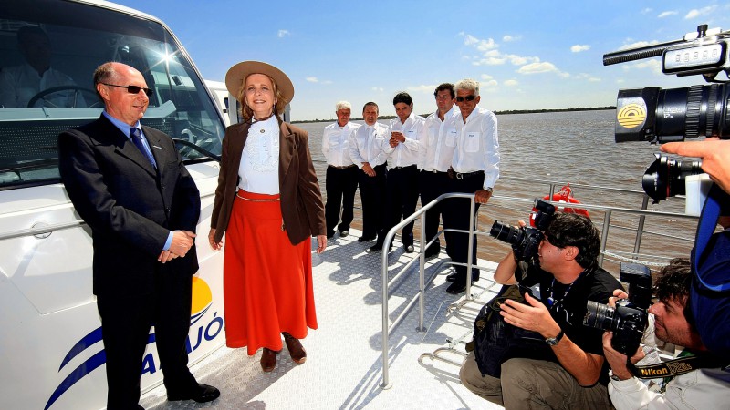 A governadora, Yeda Crusius, durante embarque  na embarcação denominada Catamarã Tapajós, para realização do trajeto Porto Alegre-Guaíba, onde, em comemoração à Semana Farroupilha, será instalada a sede do governo do Estado.