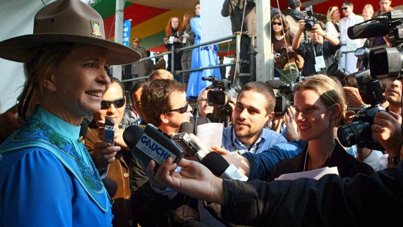 A governadora, Yeda Crusius, concede entrevista coletiva à imprensa, antes do início do desfile em homenagem à Semana Farroupilha.