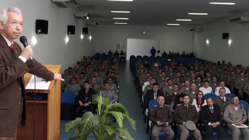 O secretário estadual da Segurança Pública, Edson Goularte, ministra aula inaugural do Curso Avançado de Administração Policial (CAAPM).