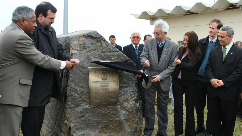 O secret&aacute;rio da Seguran&ccedil;a P&uacute;blica, Gen. Edson Goularte, representando a governadora Yeda Crusius, com a presen&ccedil;a do secret&aacute;rio de Obras P&uacute;blicas, Coffy Rodrigues(D), participa da solenidade de inaugura&ccedil;&atilde;o da Penitenci&aacute;ria Regional de Caxias do Sul.