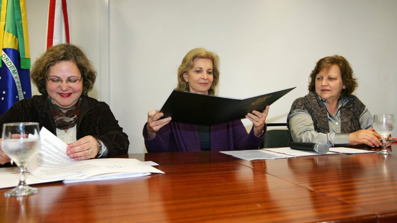 A Governadora Yeda Crusius, durante assinatura do decreto que fixa normas para o calendário das escolas da rede pública estadual de ensino para o ano letivo de 2009.