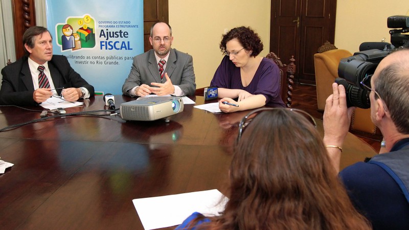 O secretário Adjunto da Fazenda, Ricardo Englert(E), durante o anúncio do calendário de pagamento do funcionalismo estadual para o mês de setembro.