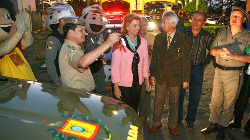 A governadora, Yeda Crusius, durante a solenidade de entrega de viaturas &agrave; Brigada Militar, no munic&iacute;pio de Sapucaia do Sul.