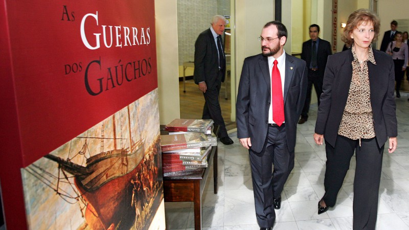 A governadora, Yeda Crusius, prestigia o coquetel de lançamento do Livro As Guerras dos Gaúchos , enciclopédia ilustrada que retrata os últimos 200 anos de guerra do RS.