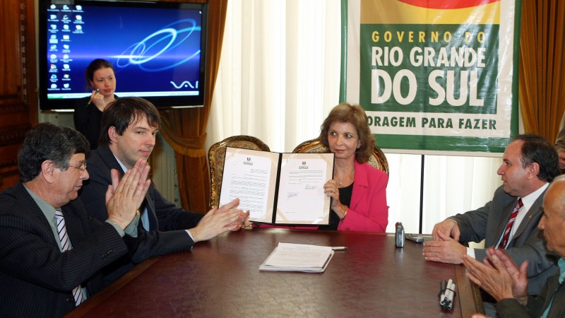 A governadora, Yeda Crusius, durante a sanção da lei que dispõe sobre a gratuidade nas linhas comuns do transporte coletivo intermunicipal de passageiros para pessoas portadoras de deficiências físicas, mentais e sensoriais, comprovadamente carentes.