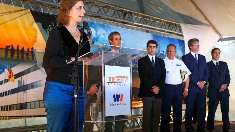 A governadora, Yeda Crusius, em seu discurso durante a solenidade de entrega das obras do terceiro berço de atracação do Terminal de Contêineres (Tecon), no porto de Rio Grande.