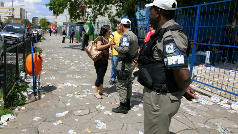O governo do Estado reforçou a segurança pública para garantir a tranqüilidade necessária à população durante o processo eleitoral deste domingo (5). Com um acréscimo de 2 mil policiais, a Brigada Militar coloca todo o seu efetivo nas ruas.