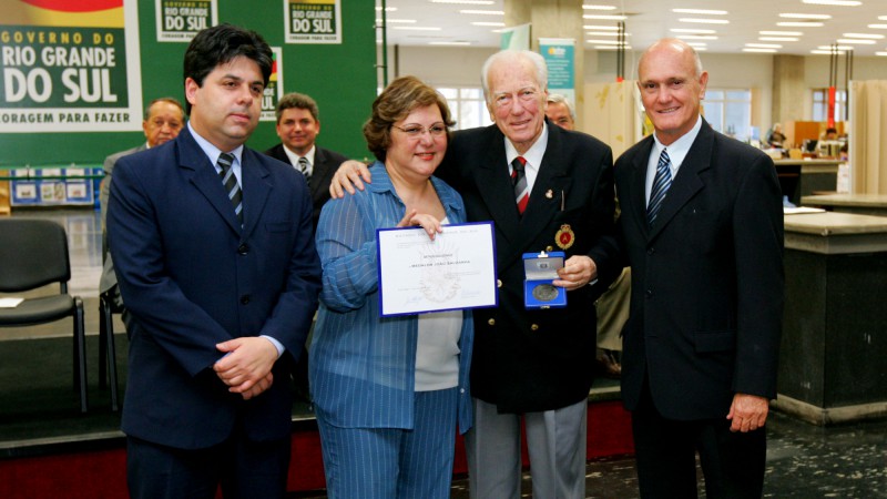 A secret&aacute;ria da Educa&ccedil;&atilde;o, Mariza Abreu e o  secret&aacute;rio do Turismo, Esporte e Lazer, Jos&eacute; Heitor Gularte, durante solenidade de Outorga das Medalhas Jo&atilde;o Saldanha e Pedro Carneiro Pereira, dentro das Comemora&ccedil;&otilde;es da Semana do Professor.