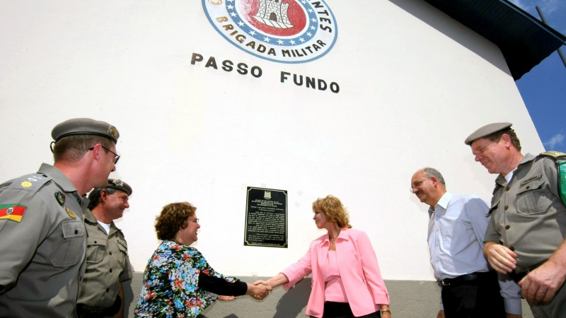 Governadora Yeda Crusius e a secretária da Educação, Mariza Abreu, inauguram o prédio da escola que abrigará a Unidade do Colégio Tiradentes no município.