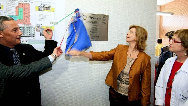 Governadora Yeda Crusius, durante solenidade de entrega das obras de modernização do Departamento Médico Legal (DML) do Instituto-Geral de Perícias (IGP).