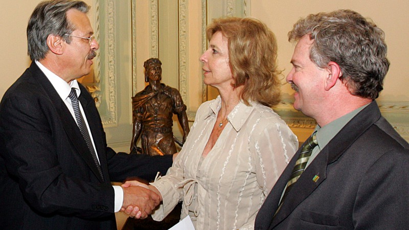 A governadora, Yeda Crusius(C) e o chefe da Casa Civil, Jos&eacute; Alberto Wenzel(D), em audi&ecirc;ncia com o prefeito reeleito de Pelotas, Adolfo Fetter J&uacute;nior(E).