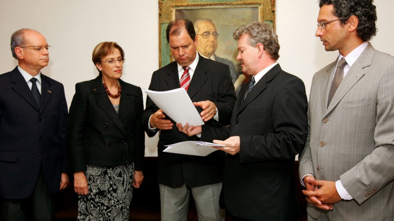 O secretário-chefe da Casa Civil, José Alberto Wenzel, durante a entrega do PL sobre a PUC Uruguaiana ao presidente da Assembléia Legislativa, deputado estadual, Alceu Moreira.
