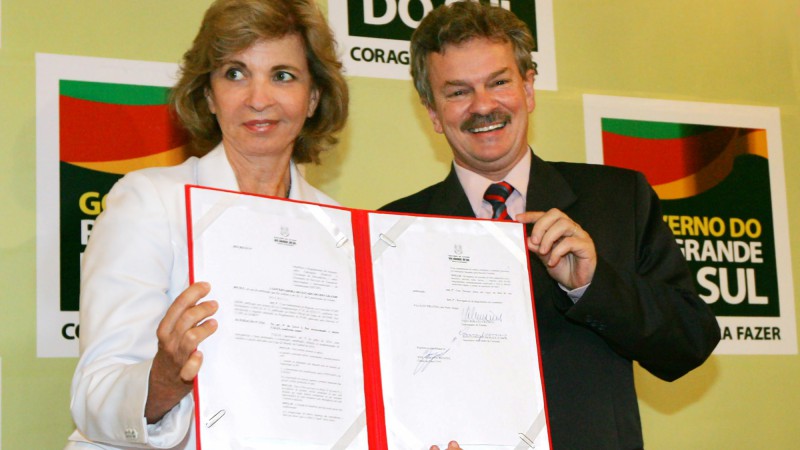 Governadora Yeda Crusius e o chefe da Casa Civil. José Alberto Wenzel, durante solenidade de Lançamento do Site de Porto Alegre como Cidade Candidata a Subsede da Copa do Mundo de Futebol FIFA 2014.