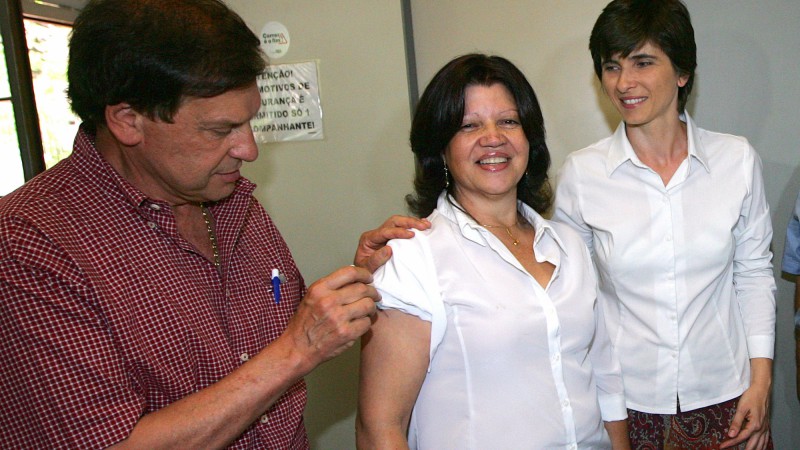 A presidente do Comit&ecirc; de A&ccedil;&atilde;o Solid&aacute;ria, Tarsila Crusius, acompanhado do prefeito em exerc&iacute;cio de Porto Alegre, Eliseu Santos participa da campanha de vacina&ccedil;&atilde;o contra a Hepatite B para as  manicures.