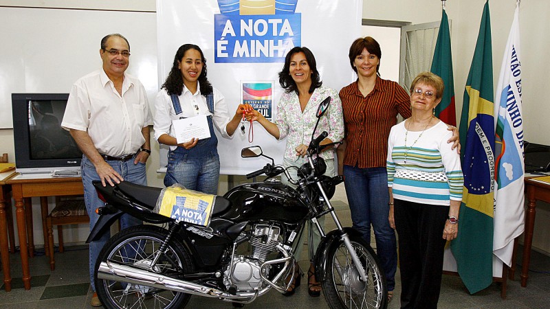Regina de Paula Munhoz Mohnsam é premiada pelo programa A Nota É Minha com um motocicleta, entregue pela coordenadora Reginal de Saúde, Mara Cristina Vieira.
