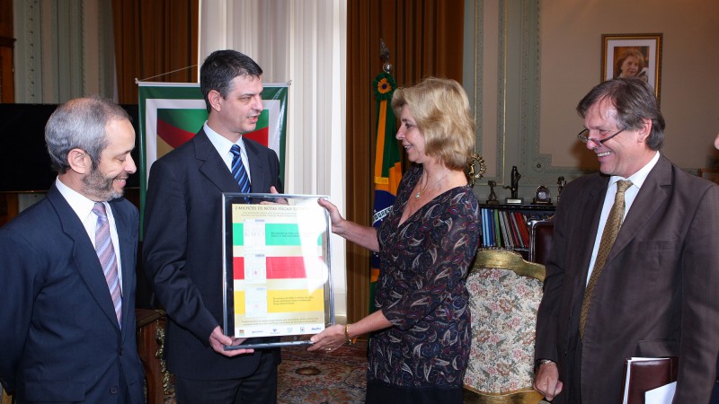 A governadora Yeda Crusius, acompanhada do secretário da Fazenda Adjunto, Ricardo Englert(D) durante a entrega da placa comemorativa da emissão da Nota Fiscal Eletrônica número 2 milhões pela Dimed Distribuidora de Medicamentos S.A.