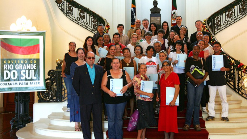 A presidente do Comitê de Ação Solidária, Tarsila Crusius, juntamente com empresários colaboradores durante a doação simbólica para 33 entidades.