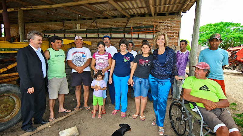 Governadora Yeda Crusius e o chefe da Casa Civil, Jos&eacute; Alberto Wenzel,  com moradores da regi&atilde;o durante inaugura&ccedil;&atilde;o da Ponte e do Viaduto na V&aacute;rzea do Arroio Abranjo e das obras complementares da RSC-471 (trecho entre Pantano Grande e Encruzilhada).
