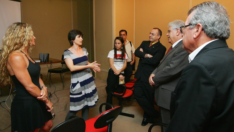 A presidente do Comit&ecirc; de A&ccedil;&atilde;o Solid&aacute;ria, Tarsila Crusius(c), acompanhada do Presidente da Funda&ccedil;&atilde;o de Esporte e Cultura do Sport Club Internacional, Jorge Vieira da Cunha e da esposa do presidente do Internacional Vit&oacute;rio P&iacute;ffero, Senhora Constan&ccedil;e