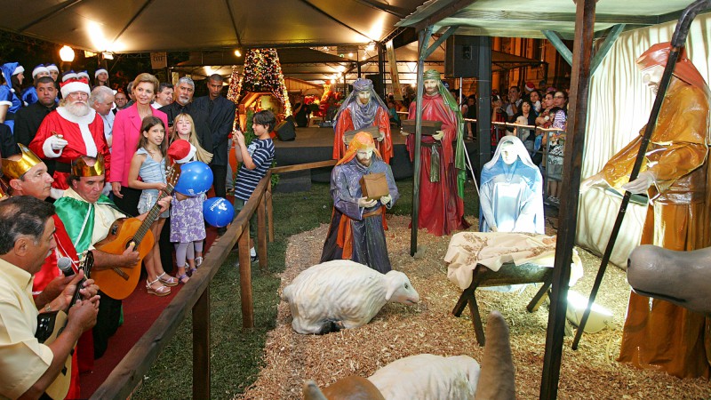 Árvore de Natal Grande com Presentes - Porto de Magia