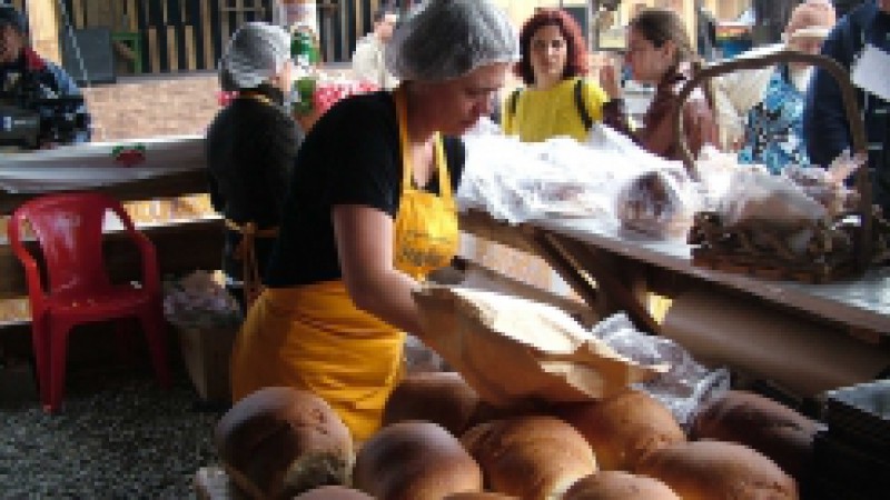 Até 3 de agosto, Canela promove a sua Festa Colonial, junto ao Centro de Feiras. Uma diversidade de sabores é oferecida pelos colonos do município nos três restaurantes, nas cinco tendas de lanches, no café, na temática e nos espaços das escolas rurais.