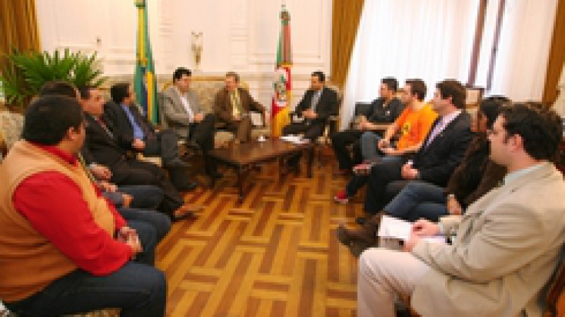 O chefe da Casa Civil, José Alberto Wenzel recebeu nesta sexta-feira (18) a visita do deputado estadual de São Paulo, Bruno Covas. Na oportunidade, o parlamentar - que é neto do ex-governador de São Paulo Mário Covas - manifestou seu apoio ao processo de