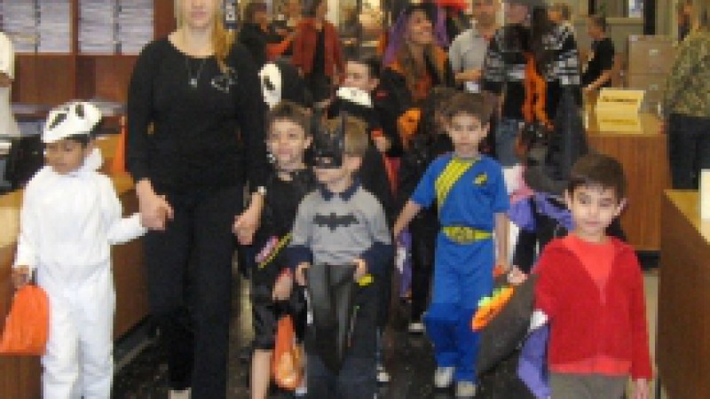 Os alunos da Escola de Educação Infantil do Centro Administrativo Fernando Ferrari (CAFF), em Porto Alegre, comemoram o Dia das Bruxas (Halloween) na manhã desta quinta-feira (30), com a tradicional brincadeira gostosuras ou travessuras. Dezenas de