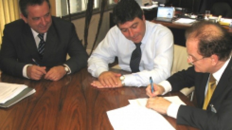 &nbsp;O Banrisul assinou, nesta quarta-feira (17), contrato de financiamento no valor de R$ 60 milh&otilde;es, para a constru&ccedil;&atilde;o de duas Pequenas Centrais Hidrel&eacute;tricas&nbsp;(PCHs) da empresa Hidrot&eacute;rmica, holding controladora do setor de gera&ccedil;&atilde;o de energia do grupo